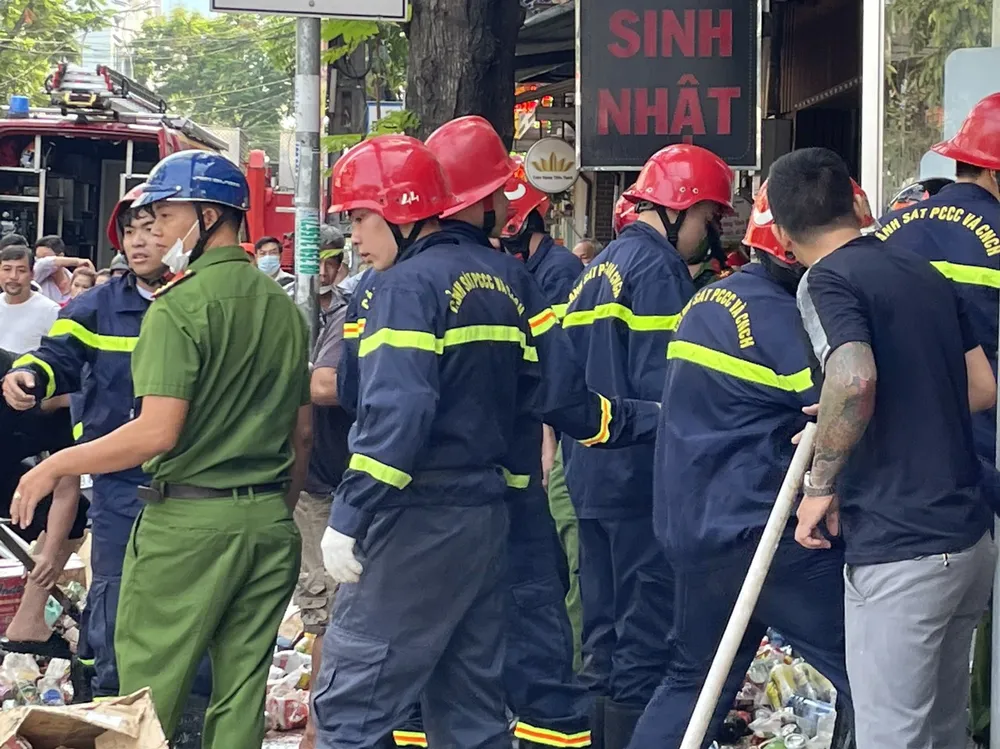 Lực lượng chức năng tìm kiếm các nạn nhân nghi bị mắc kẹt