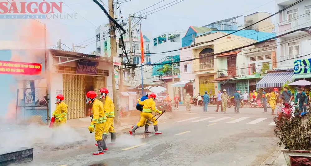 Tổ phản ứng nhanh lực lượng vũ trang PCCC-CNCH diễn tập chữa cháy ở quận Tân Phú. Ảnh: CHÍ THẠCH Tổ phản ứng nhanh lực lượng vũ trang PCCC-CNCH diễn tập chữa cháy ở quận Tân Phú. Ảnh: CHÍ THẠCH