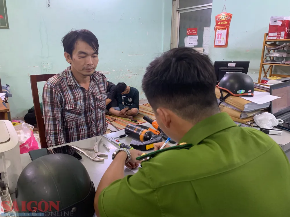 Công an lấy lời khai với Quang, kẻ cầm đầu băng nhóm. Ảnh:CHÍ THẠCH