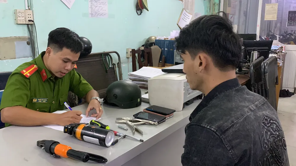 Công an lấy lời khai với Hiền. Ảnh: CHÍ THẠCH