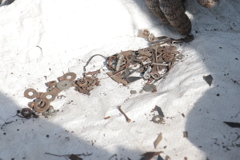 Những ngày cận tết, nhân viên của Công ty Idico cùng CSGT TPHCM dọn "đinh tặc" từ 3-4 lần và thậm chí làm cả ban đêm. Ảnh: M.V.