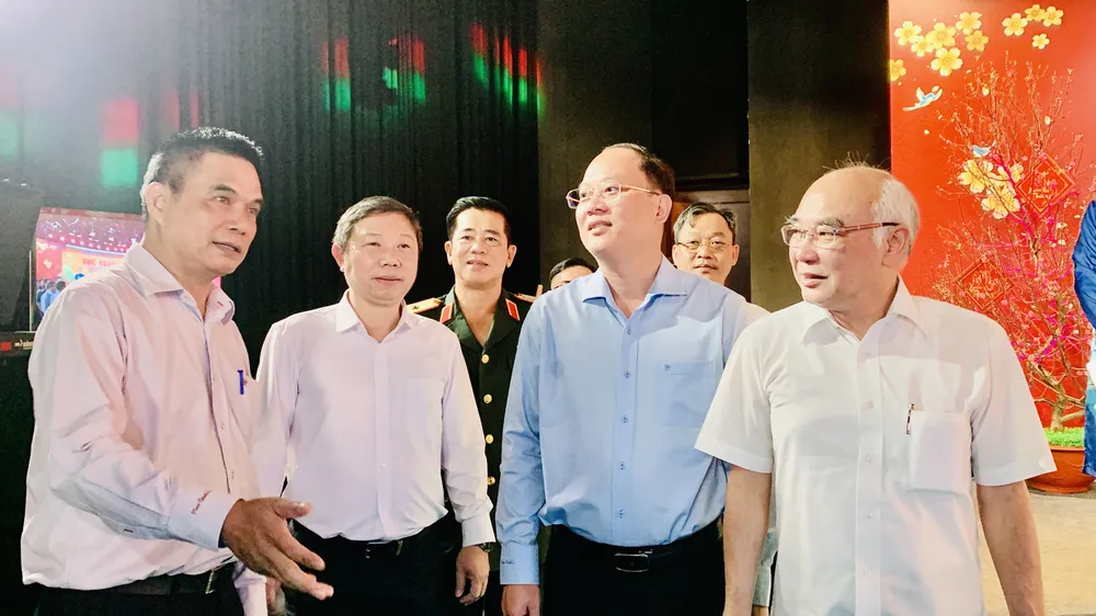 Đoàn lãnh đạo TPHCM do Phó Bí thư Thành ủy TPHCM Nguyễn Hồ Hải dẫn đầu đoàn tới thăm chúc tết cán bộ, nhân viên và lãnh đạo của Đài Truyền hình TPHCM (HTV). Ảnh: CHÍ THẠCH