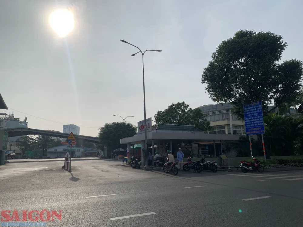 Khu vực trước Bến xe Miền Đông cũ, quận Bình Thạnh bình yên sáng mùng 1 tết. Ảnh: CHÍ THẠCH