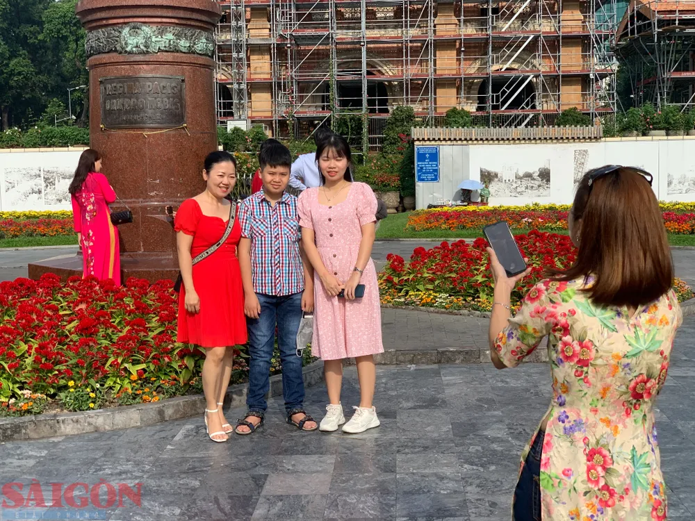 Người dân vui xuân chụp ảnh ở Nhà thờ Đức Bà. Ảnh: CHÍ THẠCH