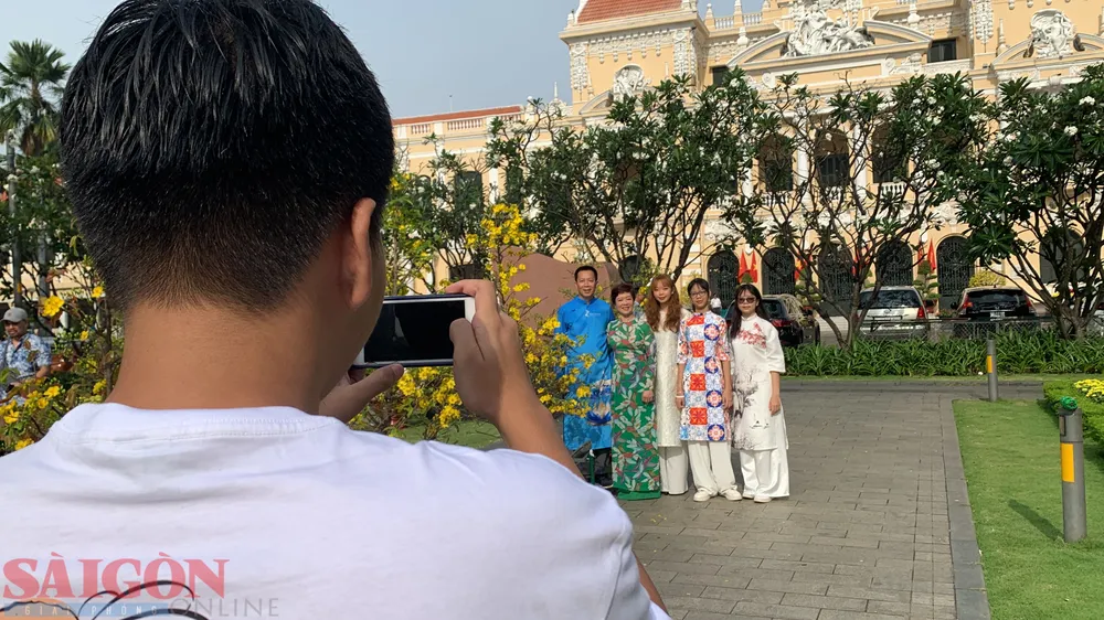 Người dân vui xuân chụp ảnh tại đường hoa Nguyễn Huệ, quận 1. Ảnh: CHÍ THẠCH