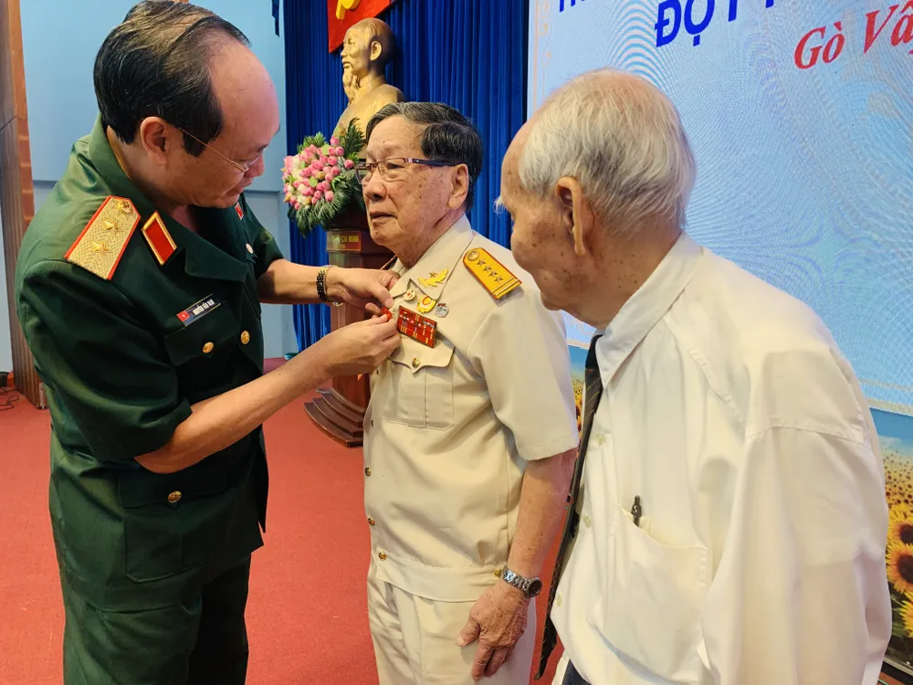 Trung tướng Nguyễn Văn Nam trao Huy hiệu Đảng cho các đảng viên cao tuổi Đảng