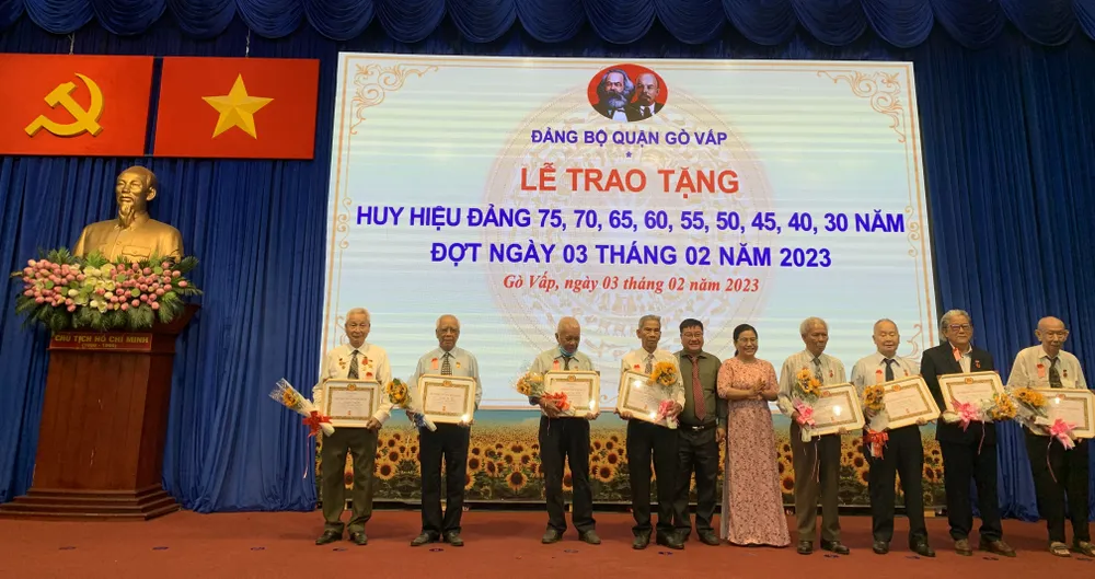 Lãnh đạo quận Gò Vấp trao Huy hiệu Đảng cho đảng viên cao tuổi Đảng