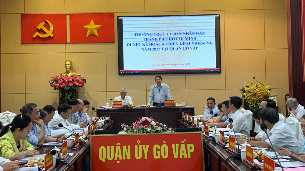 Ông Nguyễn Trí Dũng, Chủ tịch UBND quận Gò Vấp tiếp thu các ý kiến chỉ đạo của Phó Chủ tịch UBND TPHCM