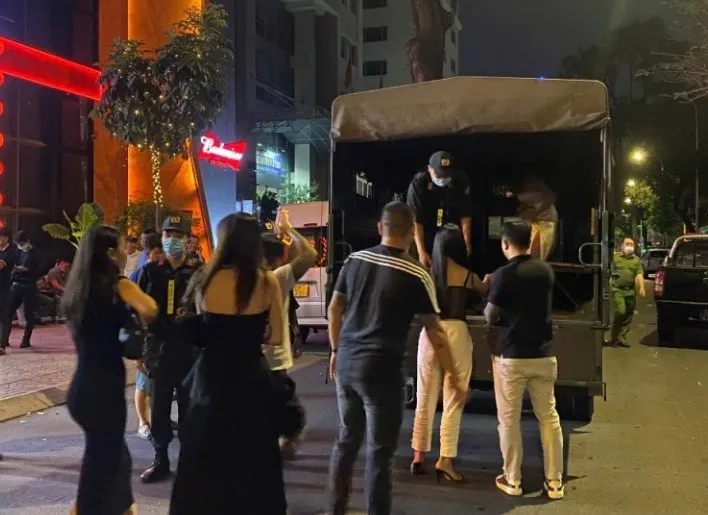 Công an đưa hơn 400 "dân chơi" về trụ sở