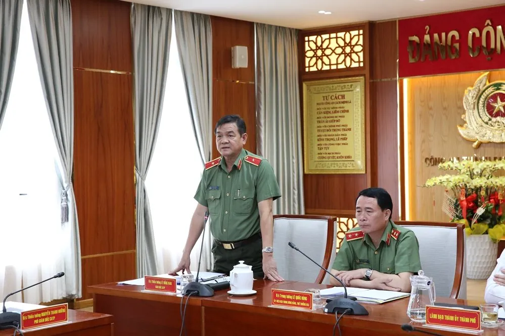 Thiếu tướng Lê Hồng Nam, Giám đốc Công an TPHCM phát biểu tiếp thu ý kiến chỉ đạo của thứ trưởng và đoàn công tác