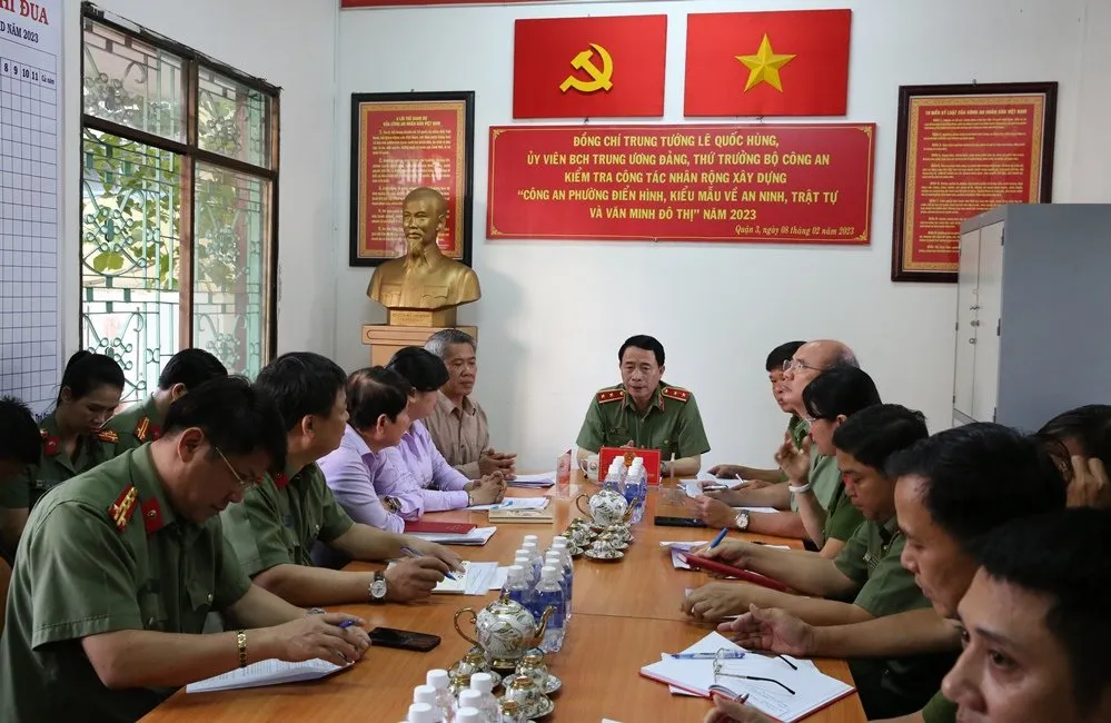 Đoàn làm việc tại trụ sở Công an phường 2, quận 3