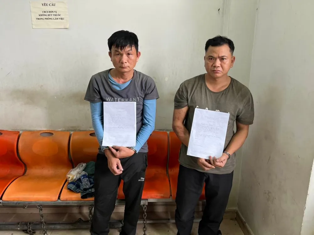 Hai đối tượng tại cơ quan công an.