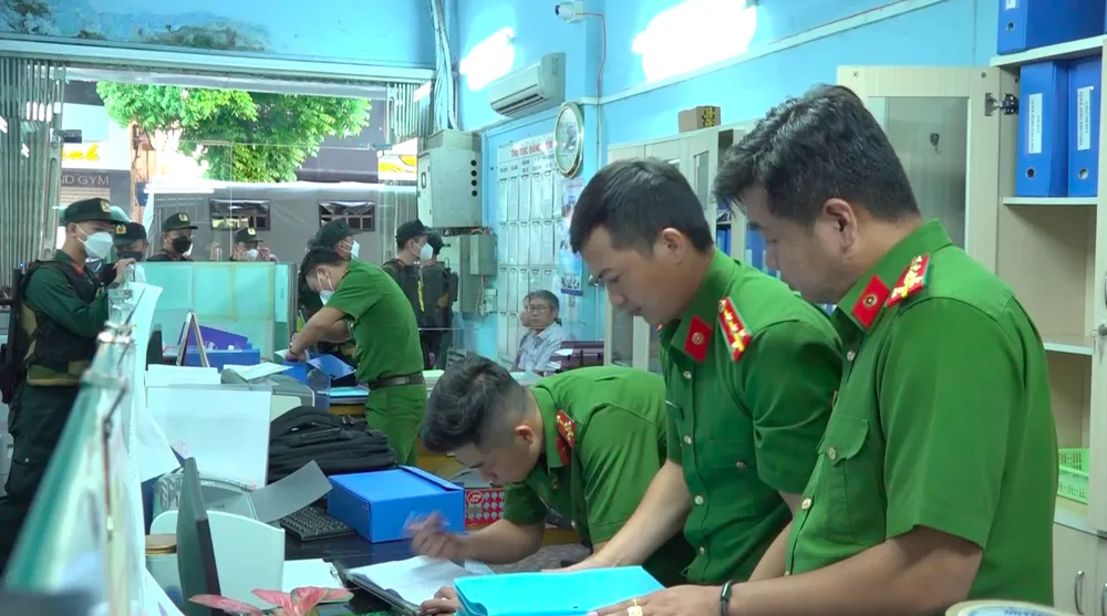 Công an khám xét tại 2 Chi cục đăng kiểm số 9 và số 6.