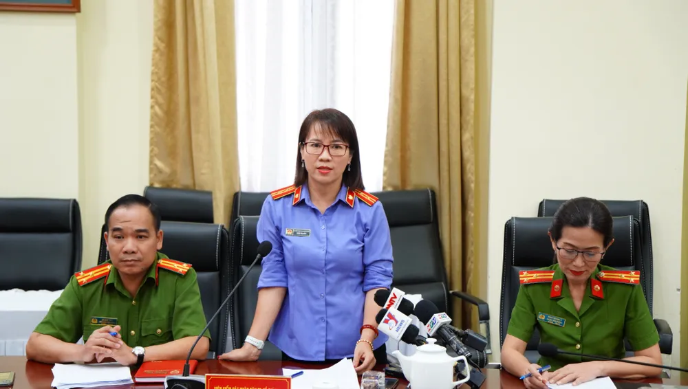 Bà Trần Thị Liên (đại diện Viện KSND TPHCM) phát biểu tại buổi họp báo ngày 17-2