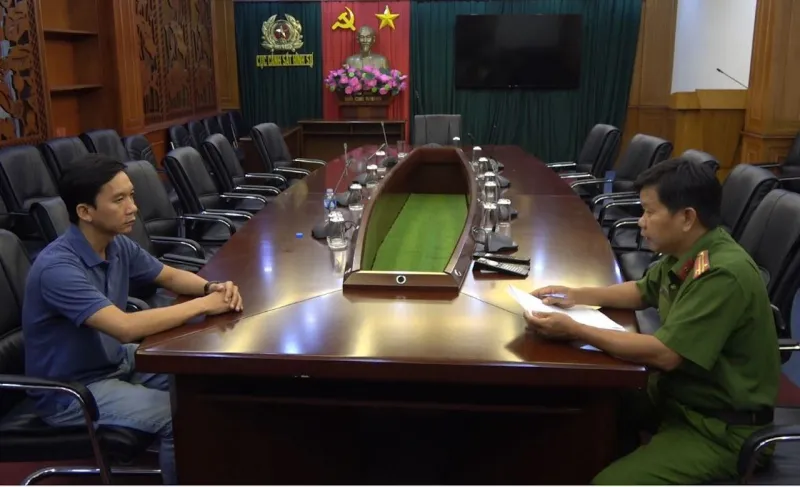 Công an lấy lời khai với Trần Văn Châu, Phó Giám đốc Công ty luật TNHH Pháp Việt. Ảnh:CA