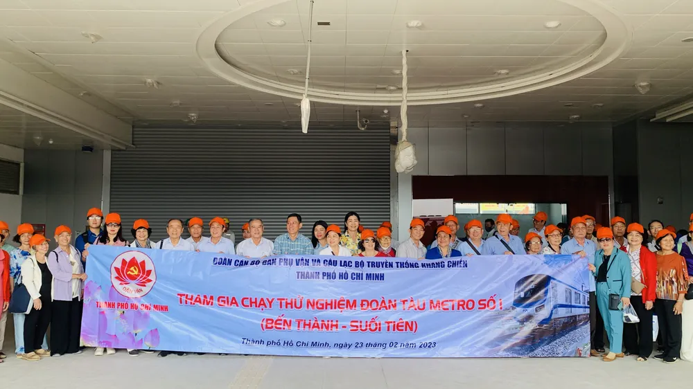 Đoàn chụp ảnh lưu niệm tại khu vực tuyến metro số 1 Bến Thành - Suối Tiên