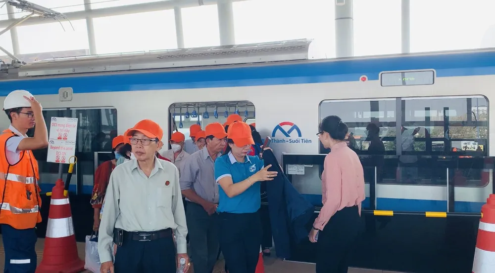 Thành viên trong đoàn lên tàu để đi thử tuyến metro số 1