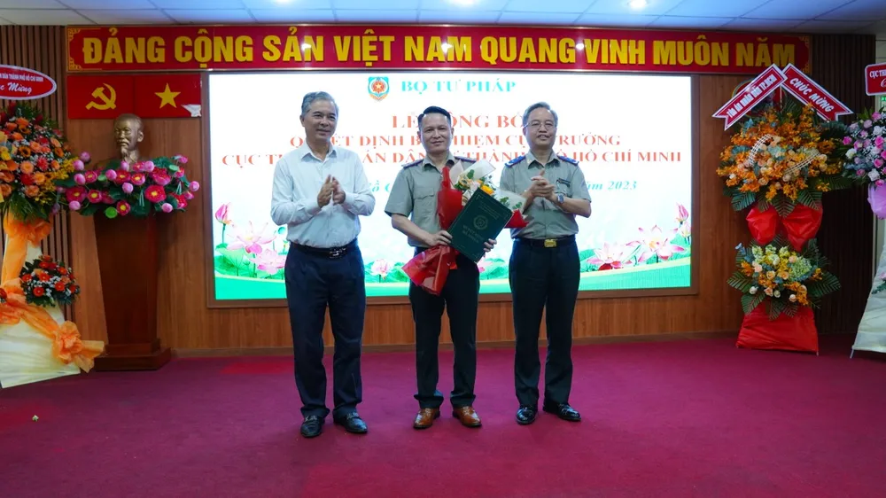 Phó Chủ tịch UBND TPHCM Ngô Minh Châu (bìa trái) và Tổng cục trưởng Tổng cục THADS Nguyễn Quang Thái chúc mừng Tân Cục trưởng cục THADS TPHCM. Ảnh: CHÍ THẠCH Phó Chủ tịch UBND TPHCM Ngô Minh Châu (bìa trái) và Tổng cục trưởng Tổng cục THADS Nguyễn Quang Thái chúc mừng Tân Cục trưởng cục THADS TPHCM. Ảnh: CHÍ THẠCH