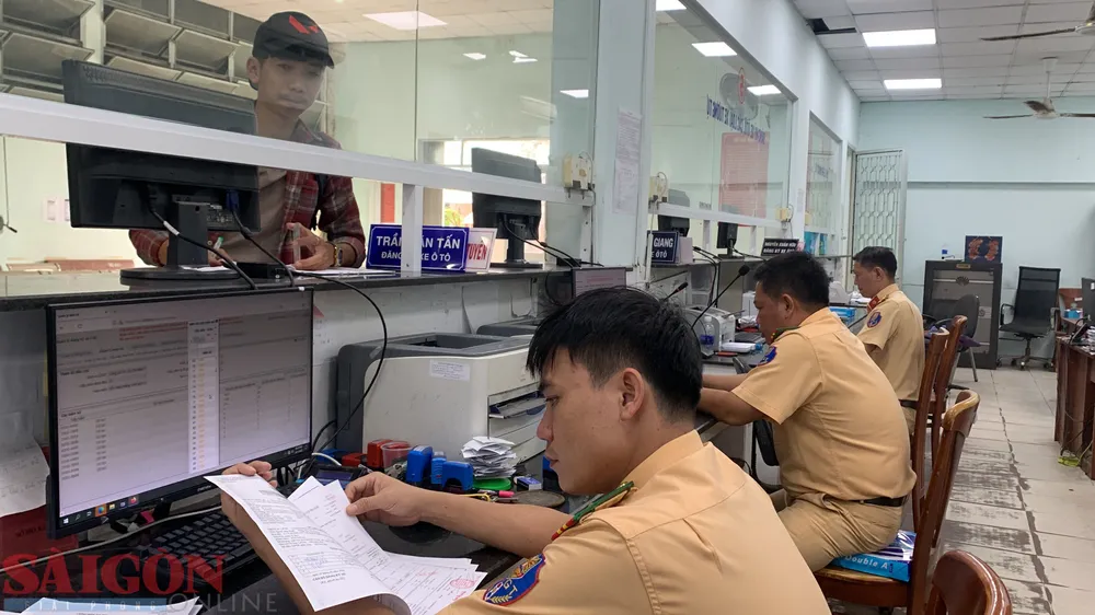 Người dân tới làm thủ tục đăng ký, cấp biển số đối với các loại xe ô tô ở TPHCM. Ảnh: CHÍ THẠCH