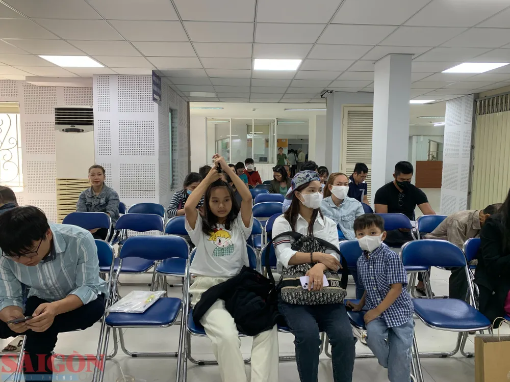 Phòng cũng tiếp nhận 147 hồ sơ làm hộ chiếu không gắn chip, trong đó có 96 hồ sơ trẻ em. Ảnh: CHÍ THẠCH