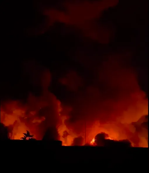 Ngọn lửa bùng cháy dữ dội kèm khói đen bốc cao