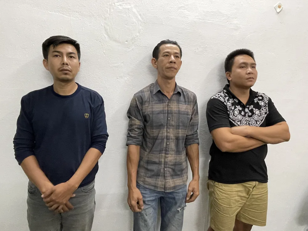 Nhóm đối tượng gồm: Tuấn, Tuấn Anh, Thành (từ trái qua) tại cơ quan công an. Ảnh: BẢO TRÂN