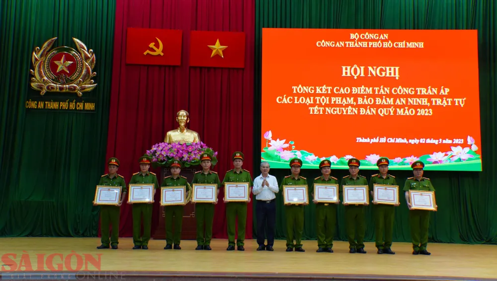 Phó Chủ tịch Ngô Minh Châu trao tặng bằng khen cho các cá nhân, tổ chức thuộc Công an TPHCM có thành tích xuất sắc Phó Chủ tịch Ngô Minh Châu trao tặng bằng khen cho các cá nhân, tổ chức thuộc Công an TPHCM có thành tích xuất sắc