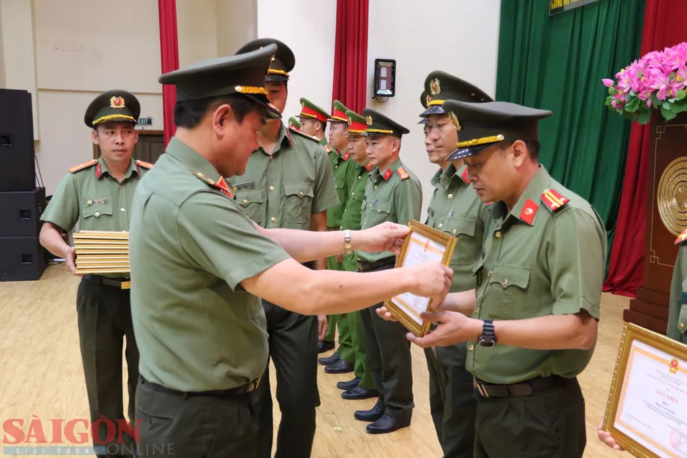 Thiếu tướng Lê Hồng Nam, Giám đốc Công an TPHCM trao bằng khen cho cá nhân, tập thể có thành tích xuất sắc trong cao điểm tấn công trấn áp các loại tội phạm, bảo đảm ANTT Tết Quý Mão 2023 Thiếu tướng Lê Hồng Nam, Giám đốc Công an TPHCM trao bằng khen cho cá nhân, tập thể có thành tích xuất sắc trong cao điểm tấn công trấn áp các loại tội phạm, bảo đảm ANTT Tết Quý Mão 2023