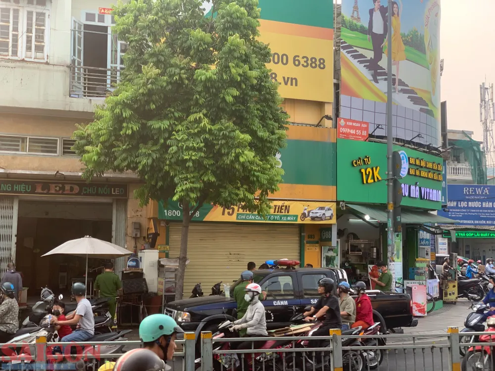 Công an có mặt tại chi nhánh Công ty F88 ở đường Lũy Bán Bích, quận Tân Phú, TPHCM