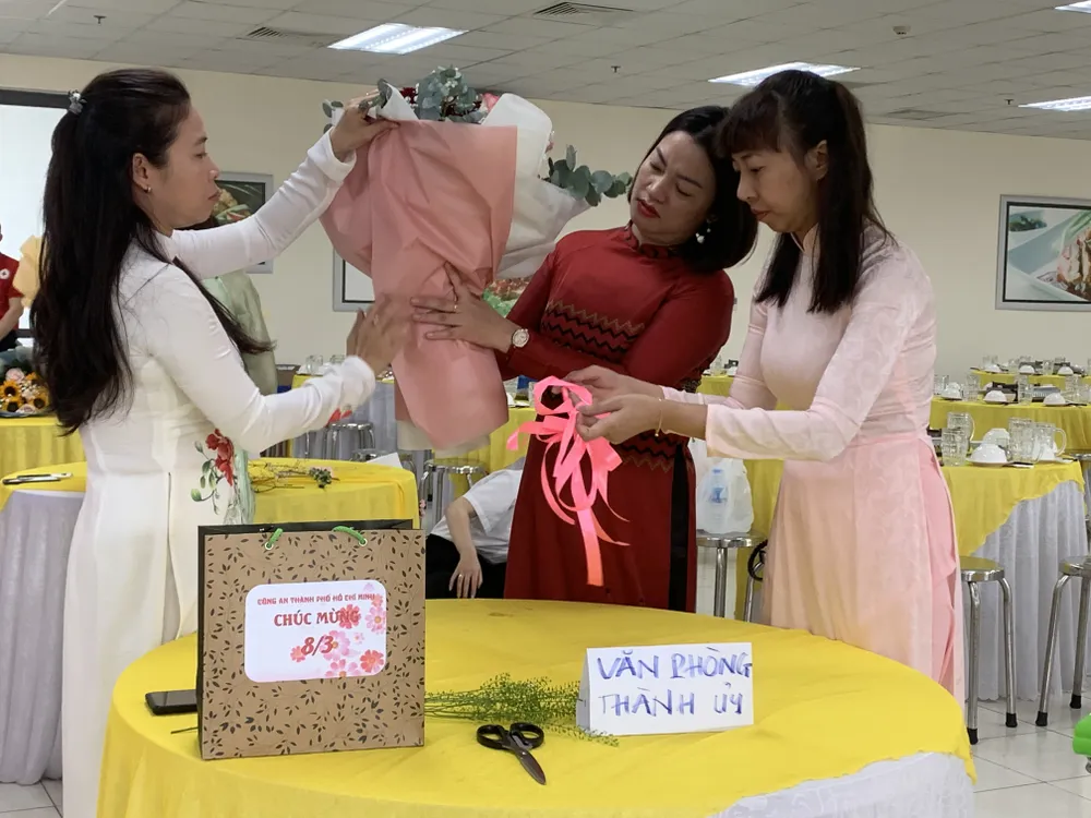 Các đội tham gia hội thi bó hoa Các đội tham gia hội thi bó hoa