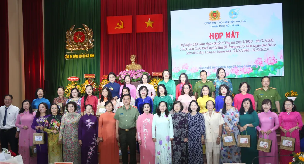 Ban tổ chức trao tặng quà cho các nữ lãnh đạo TPHCM, đại biểu, khách mời Ban tổ chức trao tặng quà cho các nữ lãnh đạo TPHCM, đại biểu, khách mời