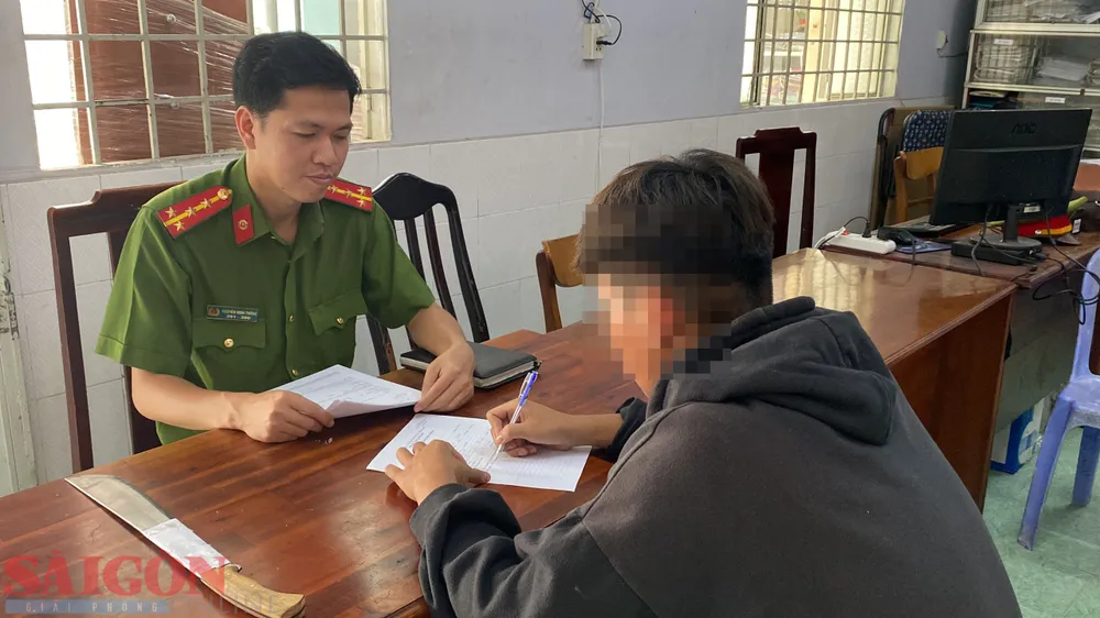 Công an lấy lời khai các đối tượng