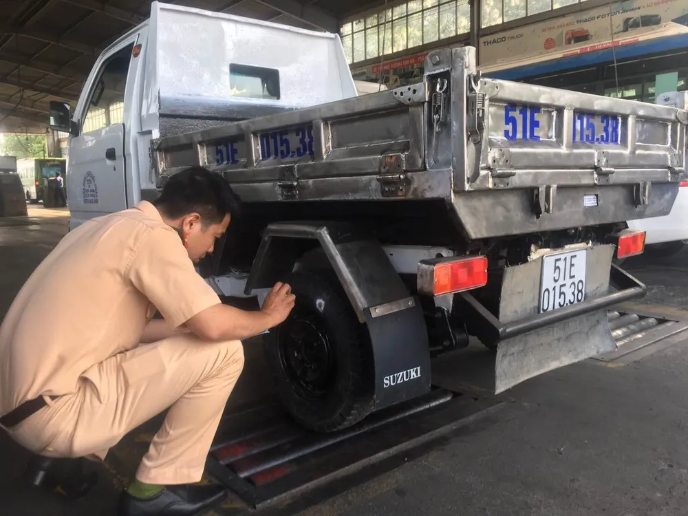 Lực lượng CSGT hỗ trợ việc kiểm tra đăng kiểm các phương tiện tại TPHCM