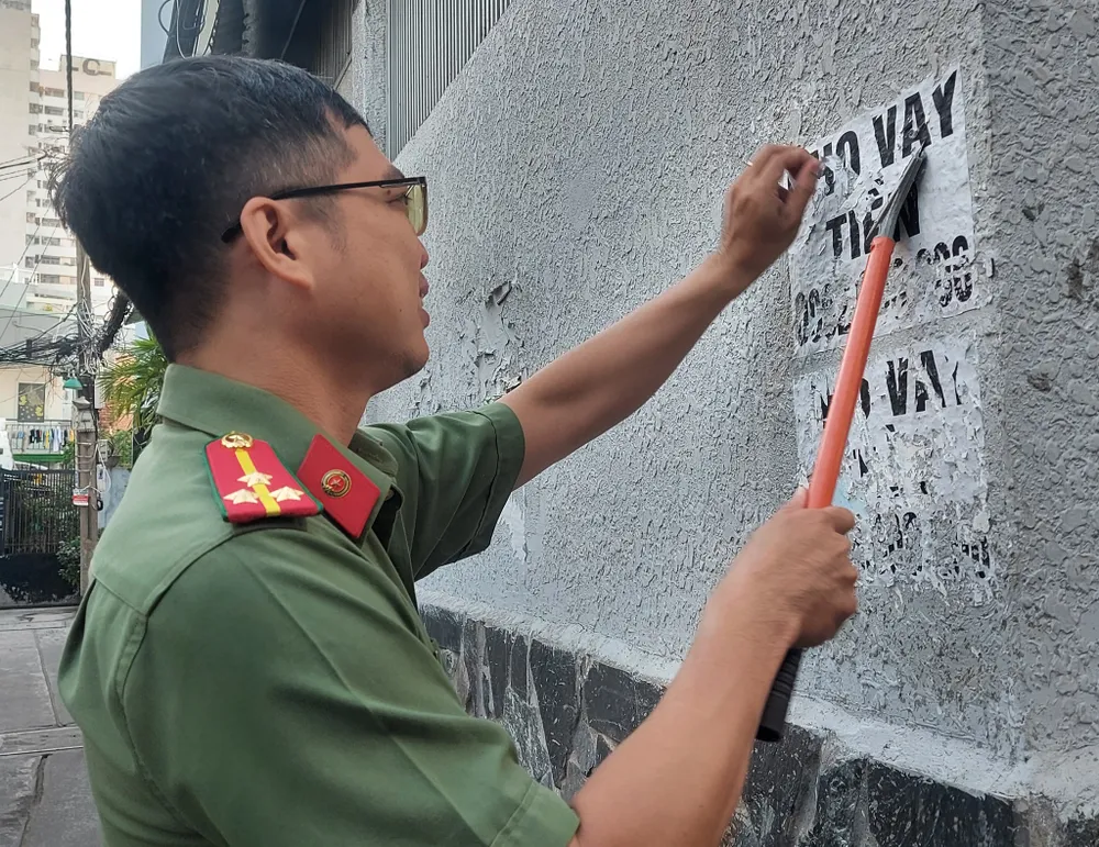Công an quận 3 tháo gỡ quảng cáo, tờ rơi liên quan “tín dụng đen” ở các tuyến đường, khu dân cư…