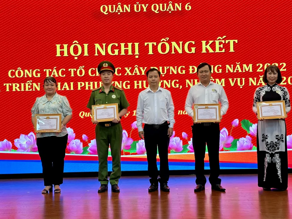 Bí thư Quận ủy quận 6 Ma Xuân Việt trao giấy khen cho các đơn vị có thành tích xuất sắc Bí thư Quận ủy quận 6 Ma Xuân Việt trao giấy khen cho các đơn vị có thành tích xuất sắc