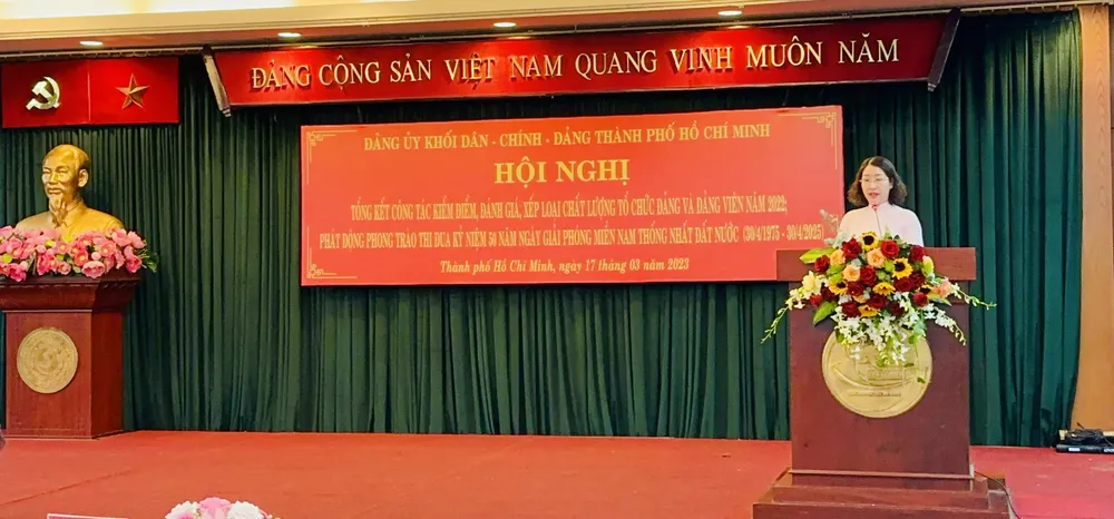 Trưởng Ban Tổ chức Đảng ủy Khối Lê Kim Tuyền báo cáo tại hội nghị