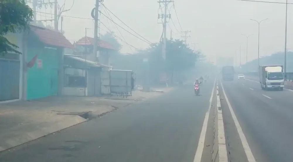 Khói mù mịt khiến người tham gia giao thông trên quốc lộ 1 bị hạn chế