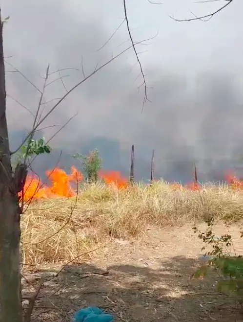 Ngọn lửa bùng cháy kèm theo khói bốc cao