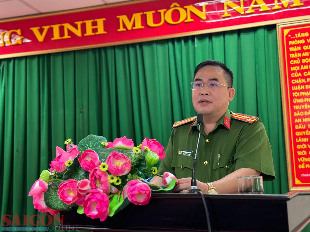 Thượng tá Nguyễn Minh Thơ, Phó trưởng Phòng Cảnh sát Quản lý hành chính về trật tự xã hội (PC06), Công an TPHCM phát biểu tại buổi lễ Thượng tá Nguyễn Minh Thơ, Phó trưởng Phòng Cảnh sát Quản lý hành chính về trật tự xã hội (PC06), Công an TPHCM phát biểu tại buổi lễ