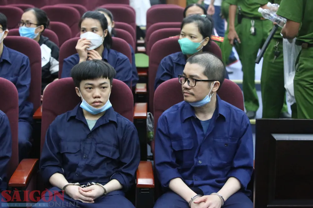 Bị cáo Nguyễn Thái Luyện cùng em trai tại tòa