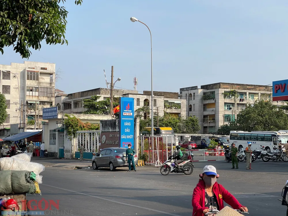 Công an phong tỏa TTĐK 50-02S. Ảnh: HOÀNG HÙNG