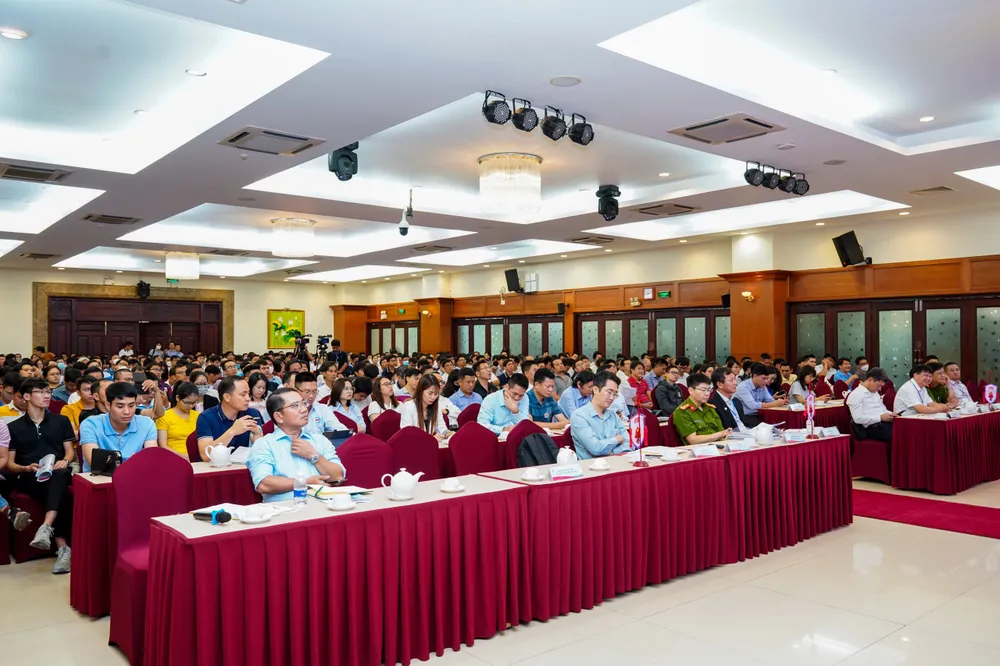 Các đại biểu và hơn 500 doanh nghiệp, chủ đầu tư, cá nhân hoạt động trong lĩnh vực PCCC-CNCH ở miền Nam tại hội thảo