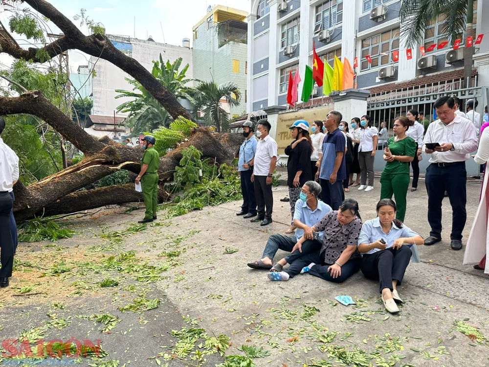 Nhiều người dân, phụ huynh thoát chết trong gang tấc. Ảnh: CHÍ THẠCH Nhiều người dân, phụ huynh thoát chết trong gang tấc. Ảnh: CHÍ THẠCH