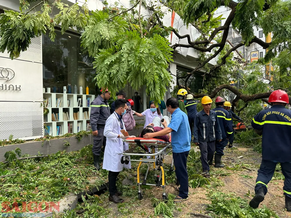 Các nạn nhân được đưa khỏi hiện trường chuyển cấp cứu. Ảnh: CHÍ THẠCH Các nạn nhân được đưa khỏi hiện trường chuyển cấp cứu. Ảnh: CHÍ THẠCH