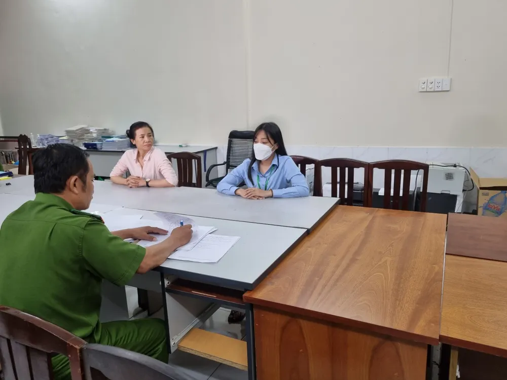 Công an làm việc với bị can Hà (áo xanh) và bị can Nhi (áo hồng) Công an làm việc với bị can Hà (áo xanh) và bị can Nhi (áo hồng)