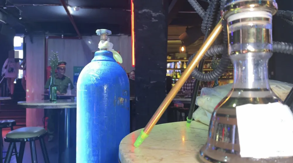 Công an đang kiểm tra số lượng vỏ bóng và bình khí N2O nghi sử dụng làm khí cười