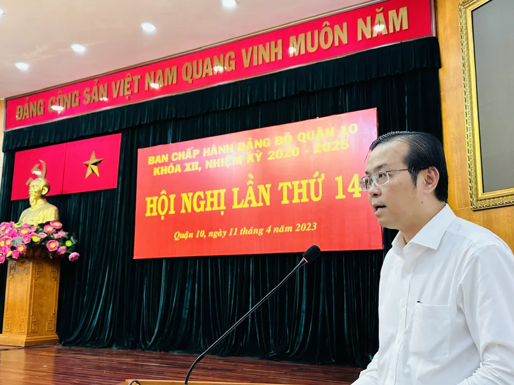 Bí thư Quận ủy quận 10 Lê Văn Minh phát biểu tại hội nghị. Ảnh: CHÍ THẠCH Bí thư Quận ủy quận 10 Lê Văn Minh phát biểu tại hội nghị. Ảnh: CHÍ THẠCH