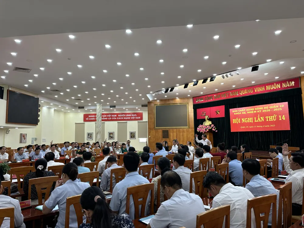 Các đại biểu biểu quyết thông qua chương trình hội nghị. Ảnh: CHÍ THẠCH Các đại biểu biểu quyết thông qua chương trình hội nghị. Ảnh: CHÍ THẠCH