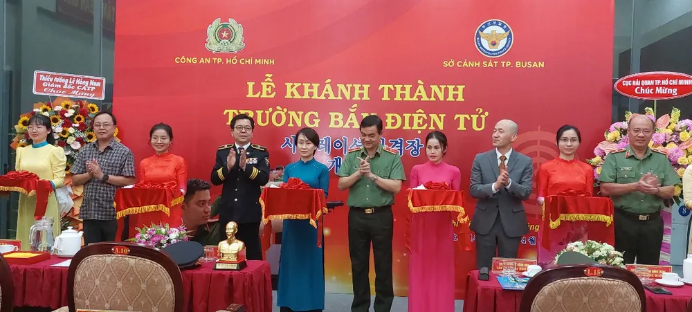 Lãnh đạo các đơn vị cắt băng khánh thành Trường bắn điện tử