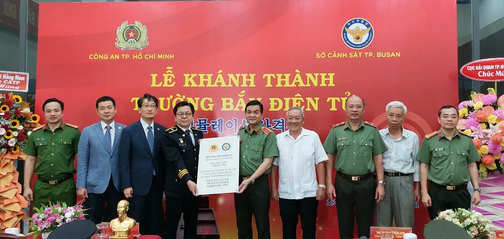 Lãnh đạo Công an TPHCM tặng quà cho Sở Cảnh sát TP Busan, Hàn Quốc
